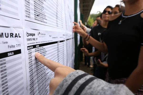 Estudantes e familiares fazem festa na UnB com aprovação no PAS