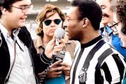 Faustão entrevista Pelé após partida do Santos