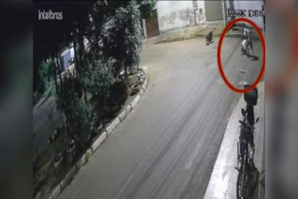 Covardia: vídeo mostra homem batendo em idoso com pedaço de pau