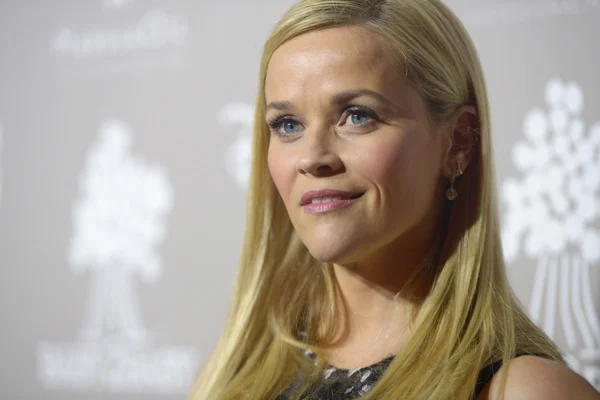 Reese Whiterspoon teria comprado direitos de livro que conta a história da criação da Barbie