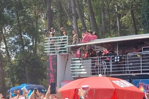 Imagens coloridas mostram artista Pabllo Vitar sobre trio elétrico durante apresentação no Carnaval de SP