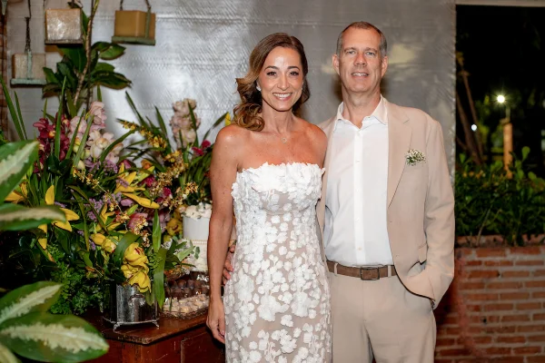 Luciana da Rin e Rodrigo Martinez celebram amor em jantar de casamento