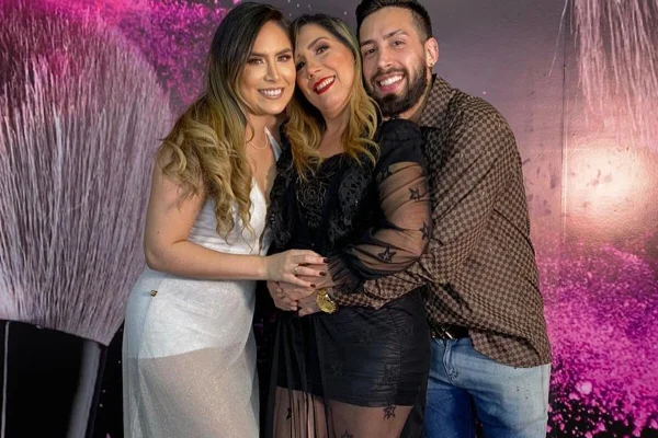 Djidja Cardoso posa abraçada com a mãe e o irmão - Metrópoles