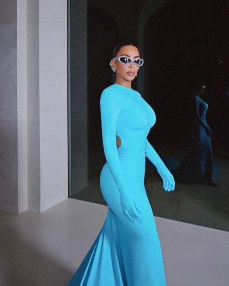 No tapete vermelho, quem iniciou o movimento foi Kim Kardashian, que apareceu na festa da Vanity Fair com uma produção Balenciaga inteiramente azul No tapete vermelho, quem iniciou o movimento foi Kim Kardashian, que apareceu na festa da Vanity Fair com uma produção Balenciaga inteiramente azul