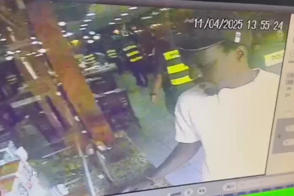 Comerciante senegalês paga conta em restaurante antes de ser morto por PMs - Metrópoles