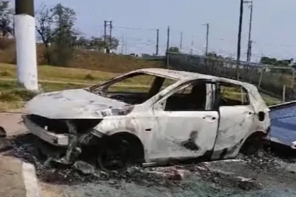 Imagem colorida de carro branco carbonizado. Metrópoles