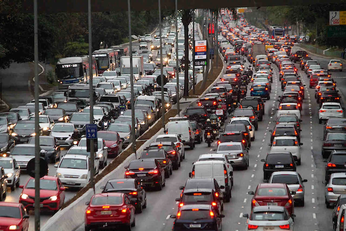 42 cidades do país agora contam com o serviço de transporte por motos da Uber. 42 cidades do país agora contam com o serviço de transporte por motos da Uber.