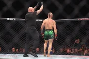 Conor McGregor se lesionou com um minuto de luta Conor McGregor se lesionou com um minuto de luta