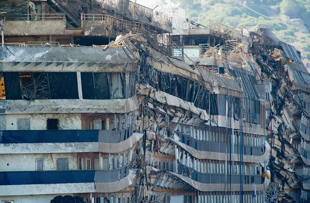 O Costa Concordia foi endireitado com sucesso durante uma complexa operação. Posteriormente, a embarcação foi rebocada para desmonte. Foi a primeira vez que o procedimento, conhecido como parbuckling, foi executado em um navio deste porte O Costa Concordia foi endireitado com sucesso durante uma complexa operação. Posteriormente, a embarcação foi rebocada para desmonte. Foi a primeira vez que o procedimento, conhecido como parbuckling, foi executado em um navio deste porte