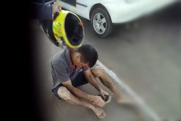 Motorista responsável pelo atropelamento de cinco crianças leva golpe de capacete - Metrópoles