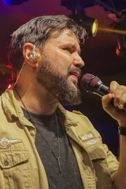 Enzo e Rafael animaram a noite com muito sertanejo