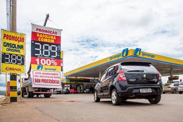 Petrobras anuncia queda de 1,60% no preço da gasolina e 0,2% no diesel