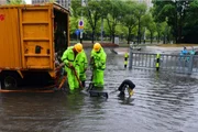 Trabalhadores drenam a água de uma rua alagada em Wuxi, província de Jiangsu
Trabalhadores drenam a água de uma rua alagada em Wuxi, província de Jiangsu