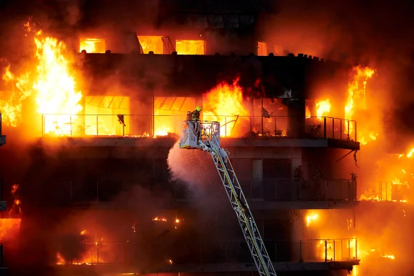 Visão geral do edifício em chamas na cidade de Valência, Espanha -- Metrópoles