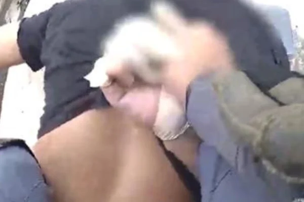Homem de costas, na qual uma das mãos dele é segurada pela mão de um terceiro - Metrópoles