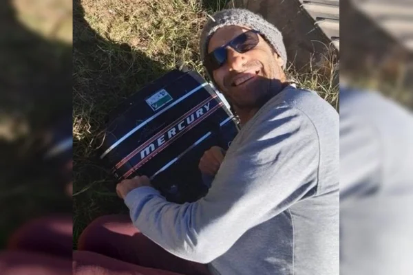 Imagem colorida de homem sorrindo