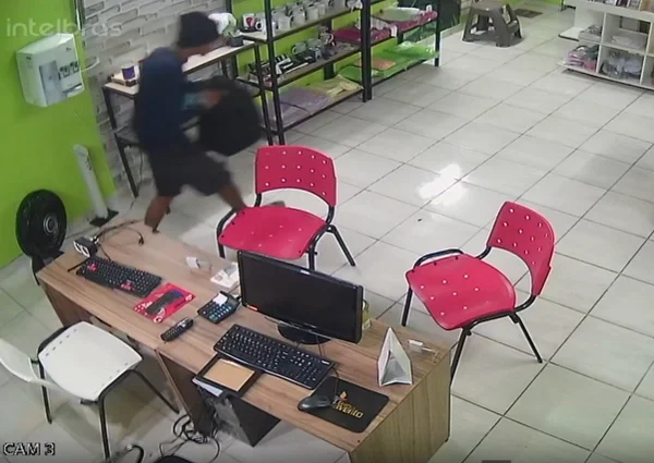 Vídeo: ladrões usam escada, invadem loja em Taguatinga e fazem limpa