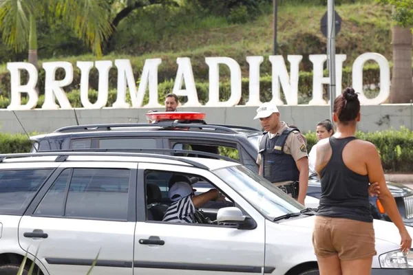 Polícia prende casal por saquear imóveis vazios em Brumadinho