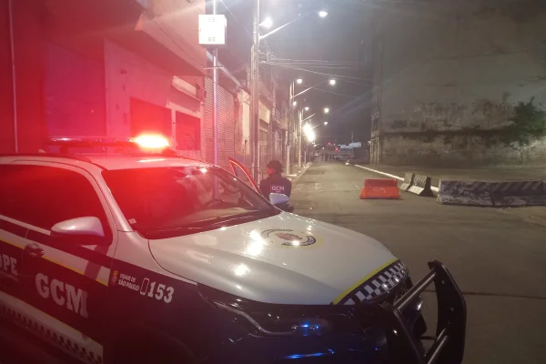 Imagem mostra viatura, GCMs, terreno e rua vazios - Metrópoles