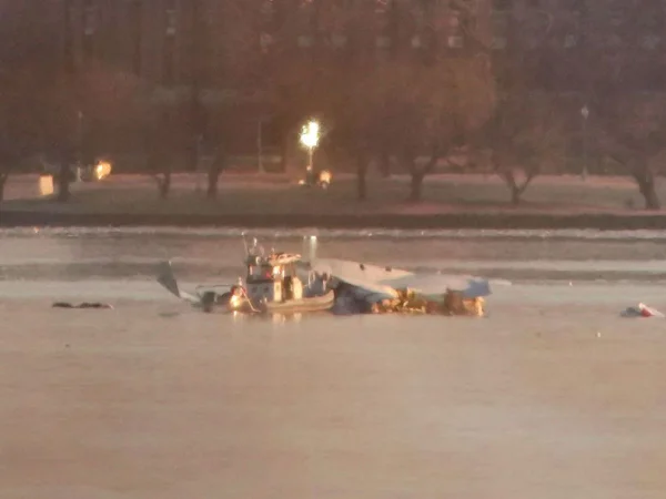 Foto colorida de destroços de avião em rio após colisão com helicóptero, em Washington D.C. - Metrópoles
