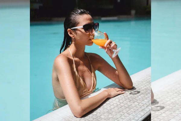 Mulher bebendo drinque na piscina