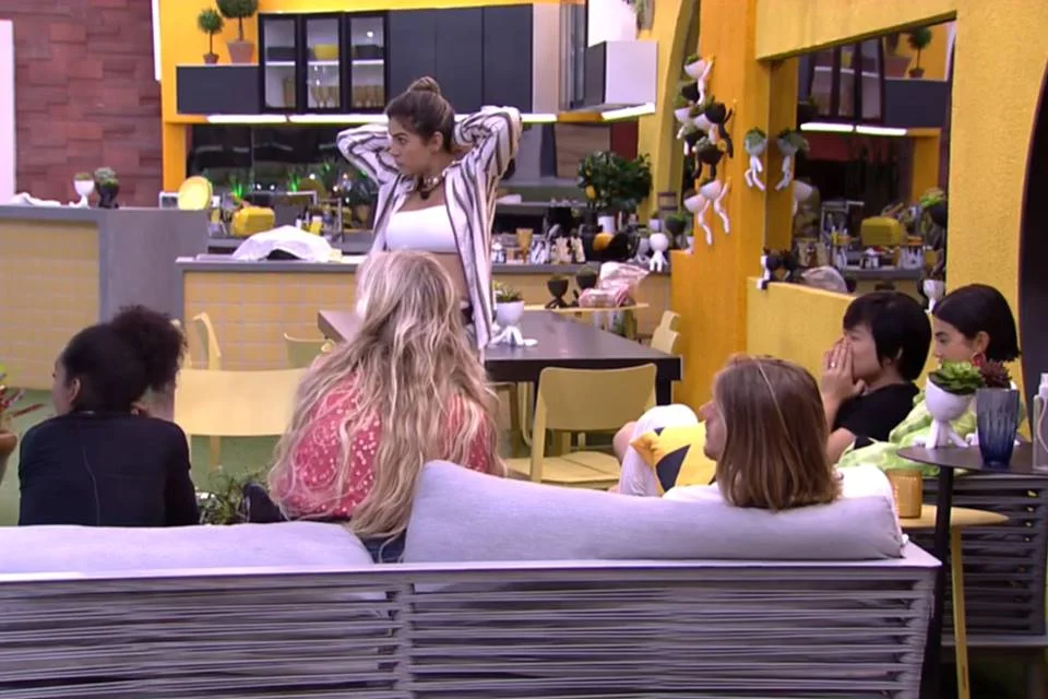 Os brothers viram Gabi e Guilherme se beijando na chuva Os brothers viram Gabi e Guilherme se beijando na chuva