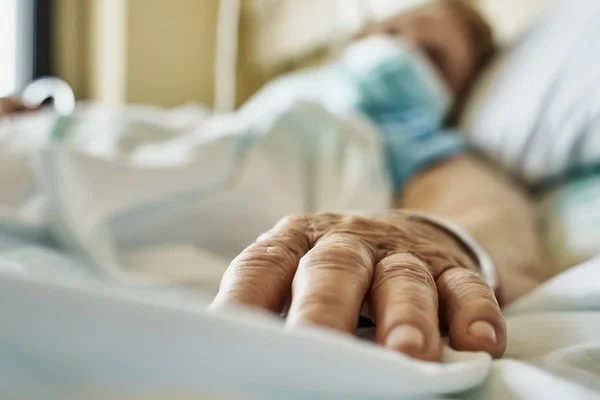 Homem internado em hospital usa máscara facial Covid - 19 -Metrópoles