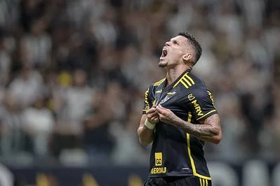 imagem colorida do atacante Paulinho, do Atlético (MG), comemorando gol contra o Botafogo - Metrópoles