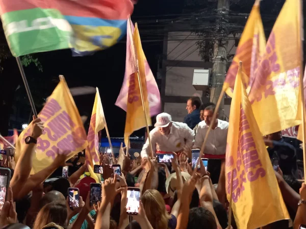 Lula discursa para apoiadores