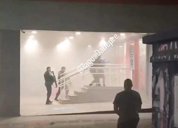 Policiais detêm homem em escada esfumaçada