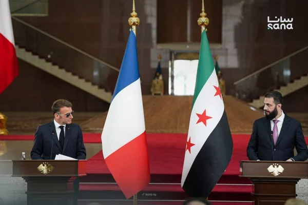 Imagem colorida mostra Macron e o presidente da Síria - Metrópoles