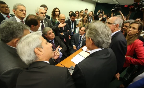 Oposição faz abaixo-assinado em comissão da reforma da Previdência