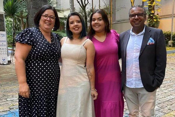 Família acolhedora. Cristiane e Manoel Roque com filhas - Metrópoles