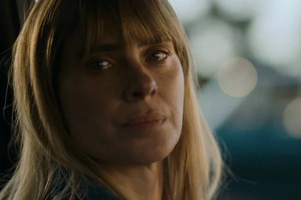 foto colorida do rosto da atriz carolina dieckmmann em filme - metrópoles