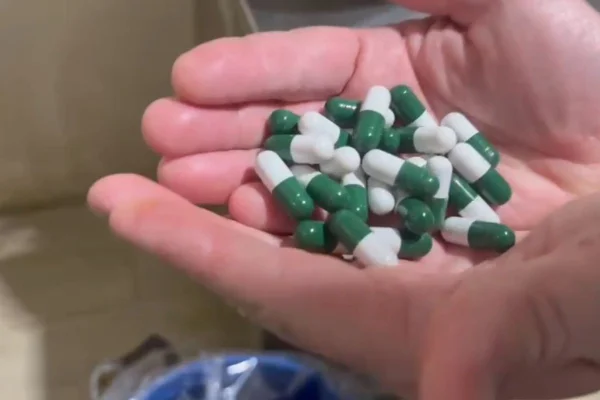 Imagem colorida mostra medicamentos feitos em farmácia de manipulação clandestina fechada em Campinas. Metrópoles