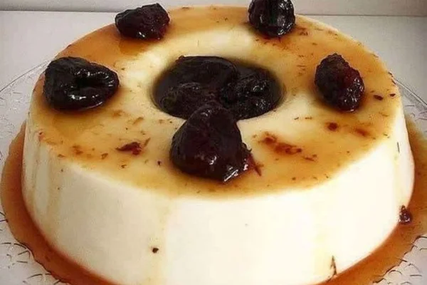 manjar de coco com calda de ameixa