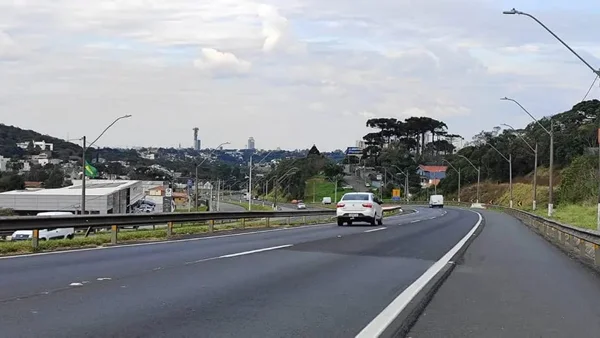 Imagem colorida de uma rodovia em Curitiba - Metrópoles