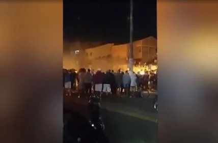 multidão reunida para assistir partida de futebol causa revolta