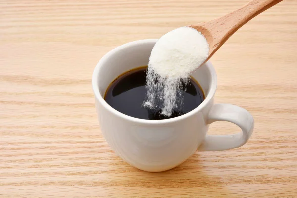 Foto colorida de xícara de café com colágeno - Metrópoles
