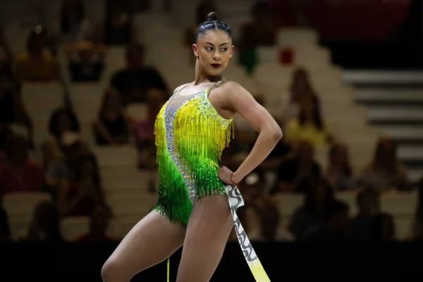 Imagem colorida de Babi Domingos no Mundial de Ginástica Rítmica- Metrópoles