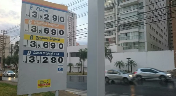 Preço de combustíveis cai pela terceira vez em um mês no DF