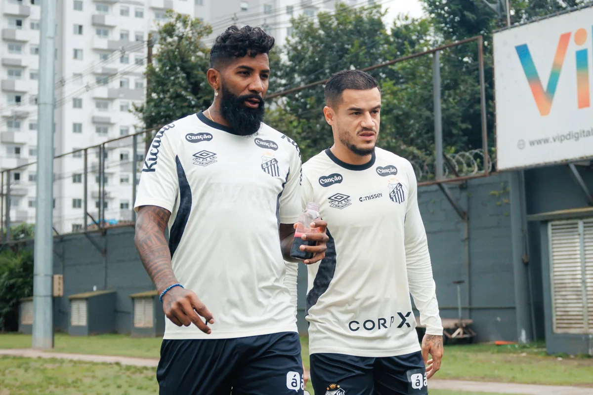 Santos, de Rodinei e Coutinho, está com uniforme sem patrocinador master. Santos, de Rodinei e Coutinho, está com uniforme sem patrocinador master.