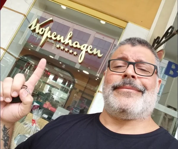 Frota provoca Bolsonaros com foto em frente à loja de chocolate