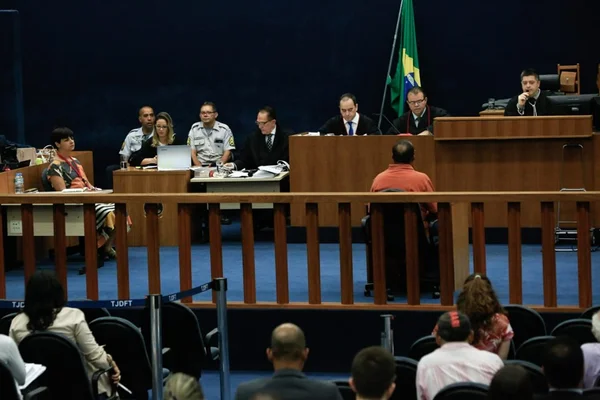 Juiz ameaça anular júri de Adriana após intervenções de assistente de acusação