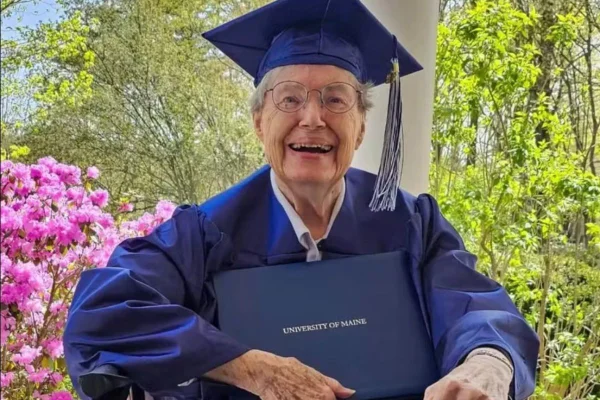 Após 65 anos, mulher impedida de se formar por gravidez se gradua