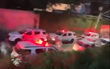 Imagem colorida mostra carros de polícia na frente de uma escola após tiroteio na Grande SP - Metrópoles