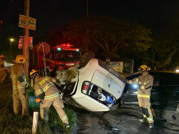 Acidente entre dois veículos termina com capotamento de um deles no DF