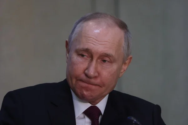 Imagem colorida de Putin fazendo careta - Metrópoles