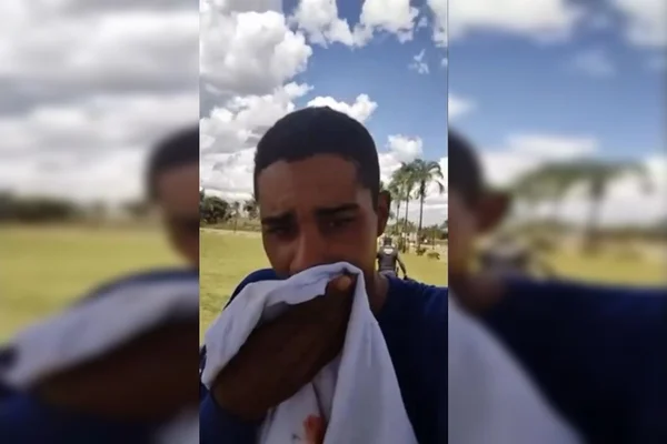homem com pano ensanguentado