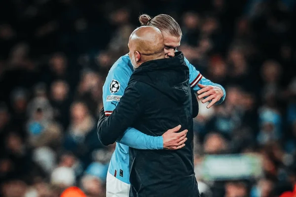 Haaland e Pep Guardiola se abraçando
